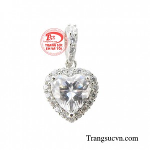 Mặt dây trái tim kiêu sa không chỉ là phụ kiện làm đẹp yêu thích mà còn tôn lên nét đẹp kiêu sa, quyến rũ của người phụ nữ