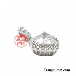 Mặt dây chuyển được gắn đá tinh tế với các đường nét nổi bật, sáng bóng tôn vinh vẻ đẹp của các nàng