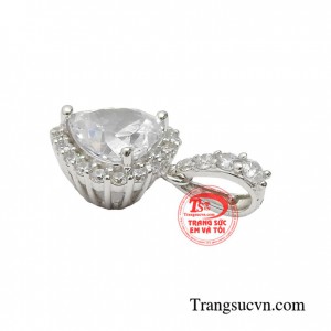 Mặt dây trái tim kiêu sa với thiết kế mới lạ theo phong cách Hàn Quốc trẻ trung, hiện đại là xu hướng mới trong năm nay