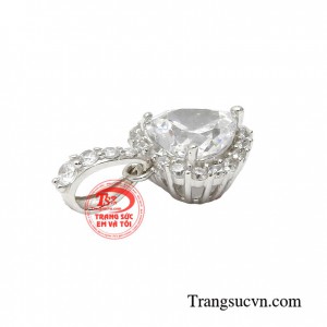 Mặt dây chuyền nữ vàng quý phái dễ kết hợp cùng nhiều kiểu dây chuyền vàng