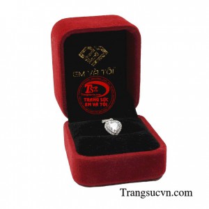 Mặt dây trái tim kiêu sa không chỉ là phụ kiện làm đẹp yêu thích mà còn tôn lên nét đẹp kiêu sa, quyến rũ của người phụ nữ