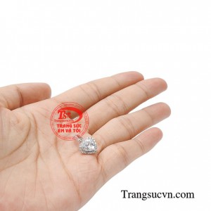 Mặt dây chuyển được gắn đá tinh tế với các đường nét nổi bật, sáng bóng tôn vinh vẻ đẹp của các nàng