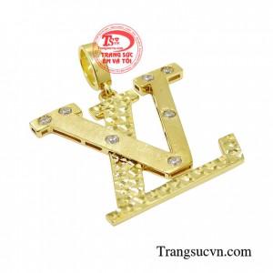 Mặt dây chuyền nam được thiết kế sang trọng đính đá tạo điểm nhấn vô cùng nổi bật