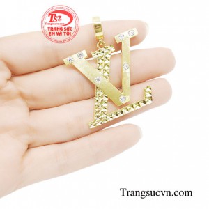 Mặt dây vàng thời thượng là phụ kiện giúp các quý ông tự tin và mạnh mẽ hơn