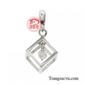 Mặt dây vàng trắng độc đáo là mẫu trang sức lôi cuốn theo cách riêng biệt