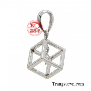 Điểm nhấn chính ở viên đá chủ chất lượng cao nhưng vẫn ở mức giá phù hợp với nhiều tầng lớp khách hàng.