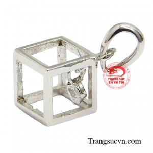 Thiết kế của mặt dây chuyền có giá trị sử dụng đa năng, lâu bền mà vẫn mang nét đẹp hiện đại. tạo dấu ấn đậm chất cá nhân. 