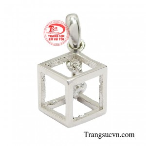 Chiếc mặt dây là món phụ kiện trẻ trung cho phái nữ tỏa sáng và tự tin.