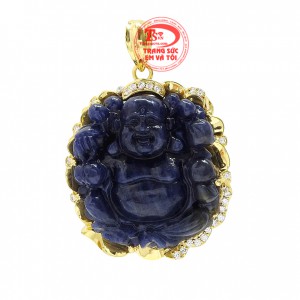 Mặt phật bọc vàng may mắn được chế tác từ đá sapphire cao cấp mang lại nhiều may mắn cho người mệnh thủy