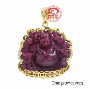 Mặt phật bọc vàng phước lành là được chế tác điêu khắc tỉ mỉ và tinh xảo từ đá ruby thiên nhiên