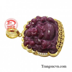 Đá ruby tượng trưng cho mặt trời, quyền lực và may mắn