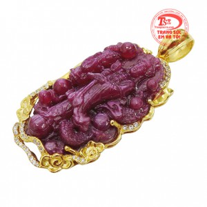 Mặt phật quan âm hiền từ được bọc vàng sang trọng và tinh tế, sản phẩm có giấy kiểm định đá thiên nhiên