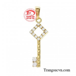 Mặt vàng chìa khóa tình yêu được thể hiện qua món trang sức đầy yêu thương. 