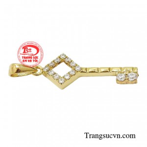 Theo năm tháng chiếc mặt dây như món quà ẩn chứa đầy kỷ niệm gắn kết  và mang theo hy vọng tình yêu bền lâu.