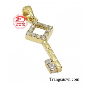 Họ bày tỏ tình yêu và ghi dấu kỷ niệm bằng chiếc mặt dây chìa khóa này. 