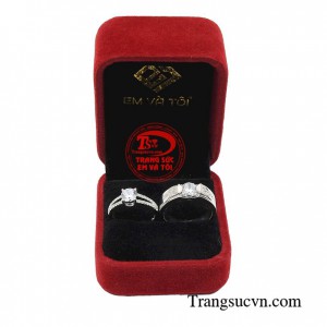 Nhẫn cưới vàng trắng đang là xu hướng được các bạn trẻ yêu thích lựa chọn với màu sắc trẻ trung, hiện đại