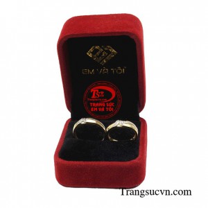 Nhẫn cưới may mắn với thiết kế sang trọng, kiểu dáng hiện đại là xu hướng của mùa cưới năm nay