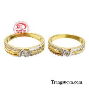 Cặp nhẫn được thiết kế bằng 2 viên kim cương cao cấp mài dũa sắc nét.