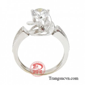Nếu bạn đang tìm một chiếc nhẫn đơn giản mà vẫn toát lên vẻ tinh tế, sang chảnh thì ngần ngại gì mà không lựa chọn ngay món trang sức này