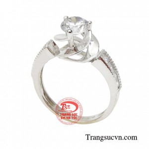 Nhẫn hoa hồng đẹp giúp đôi bàn tay trắng sáng và nổi bật hơn