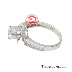 Nếu bạn đang tìm một chiếc nhẫn đơn giản mà vẫn toát lên vẻ tinh tế, sang chảnh thì ngần ngại gì mà không lựa chọn ngay món trang sức này