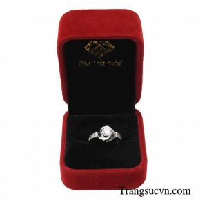 Nhẫn hoa hồng đẹp giúp đôi bàn tay trắng sáng và nổi bật hơn