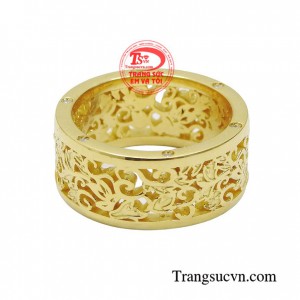 Vẻ đẹp sang trọng với thiết kế tinh xảo với những viên kim cương được chọn lọc kỹ lưỡng chắc chắn sẽ làm hài lòng phái đẹp