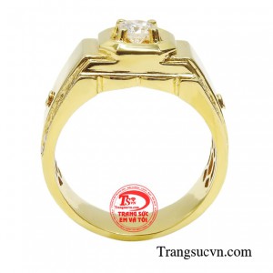 Chiếc nhẫn được thiết kế tinh xảo, đường nét tỉ mỉ được đính kết viên kiêm cương chủ kích thước 5.4mm.