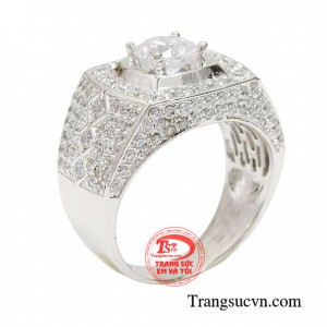 Nhẫn nam moisanite thời thượng được thiết kế vô cùng độc đáo và đính đá cao cấp mang đến vẻ đẹp lịch lãm cho quý ông