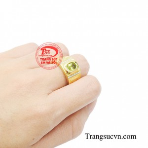 Nhẫn nam peridot hoàng gia là sản phẩm được chế tác tinh xảo và tỉ mỉ bằng công nghệ 3D mang lại vẻ đẹp sang trọng đầy nam tính