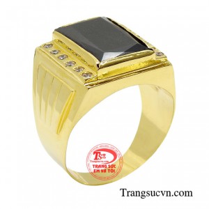 Nhẫn nam vàng hào hoa mang phong cách của một chàng trai phong cách và đầy cá tính.