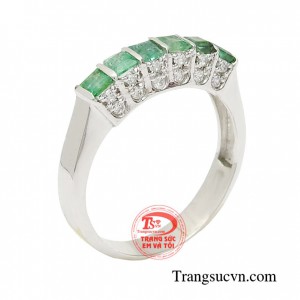 Nhẫn nữ emerald cao cấp là món đồ trang sức yêu thích của các bà, các mẹ