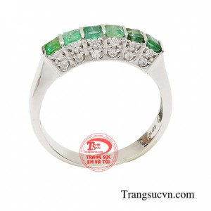 Ngọc lục bảo emerald thiên nhiên và cao cấp tương sinh với người mệnh hỏa là biểu tượng của mùa xuân, tình yêu, của sự sinh sôi nảy nở