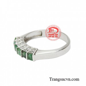 Nhẫn nữ emerald cao cấp là món đồ trang sức yêu thích của các bà, các mẹ