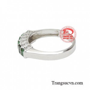 Ngọc lục bảo emerald thiên nhiên và cao cấp tương sinh với người mệnh hỏa là biểu tượng của mùa xuân, tình yêu, của sự sinh sôi nảy nở