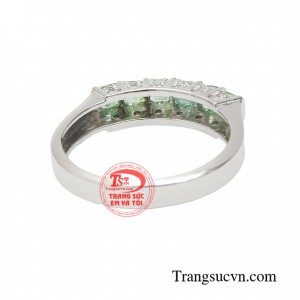 Ngọc lục bảo được yêu thích không chỉ vì chúng đẹp, sang trọng, hiếm 