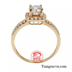 Không cần là những bộ cánh bó sát nóng bỏng, những bộ váy lòe loẹt chỉ cần ban chọn cho mình một chiếc nhẫn vàng hợp với bản thân đã có thể khéo léo phô diễm được vẻ đẹp của chính mình.