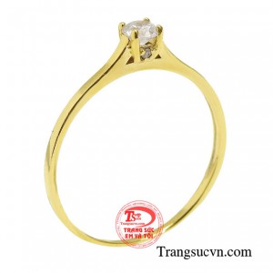 Nhẫn nữ vàng mảnh mai giúp chị em có một đôi tay mềm mại thướt tha lại vô cùng nữ tính và duyên dáng.