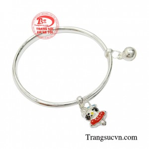 Vòng bạc cho bé gái là món quà ý nghĩa nhất mà bố mẹ dành tặng cho bé yêu