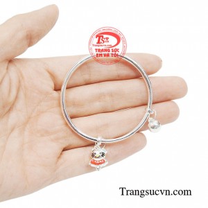 Vòng bạc cho bé gái là sản phẩm bạc cao cấp để làm món quà ý nghĩa trong các dịp đặc biệt như đầy tháng hay tròn tuổi 