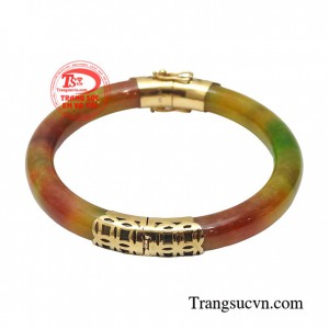 Vòng ngọc bọc vàng may mắn được chạm khắc tỉ mỉ được bọc vàng với mẫu mã vừa hiện đại, vừa mang đến nét quý phái