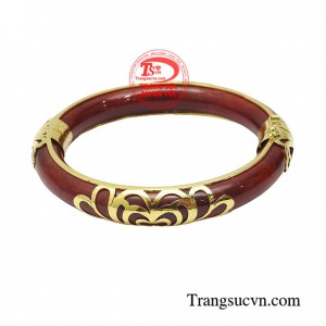 Vòng ngọc bọc vàng như ý mang đến vẻ đẹp sang trọng, tinh tế cho người đeo