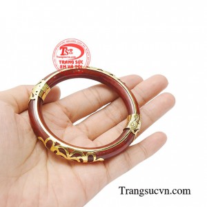 Vòng ngọc bọc vàng như ý mang đến vẻ đẹp sang trọng, tinh tế cho người đeo