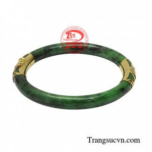 Màu xanh là màu của thiên nhiên tượng trưng cho sự cân bằng, phát triển, sự sinh sôi nảy lộc mang lại cảm giác an toàn, sức khỏe cho người đeo