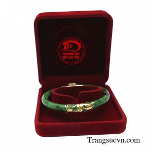 Vòng ngọc bọc vàng Phúc lộc là món đồ trang sức không thể thiếu của các bà, các mẹ