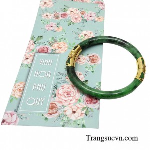 Một chiếc vòng ngọc cẩm thạch bọc vàng là món quà ý nghĩa dành tặc các bà, các mẹ trong các ngày lễ đặc biệt