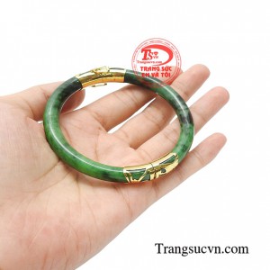 Màu xanh là màu của thiên nhiên tượng trưng cho sự cân bằng, phát triển, sự sinh sôi nảy lộc mang lại cảm giác an toàn, sức khỏe cho người đeo