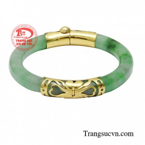 Vòng ngọc bọc vàng tinh xảo với màu xanh đẹp chắc chắn làm hài lòng các bà, các mẹ