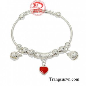 Vòng tay bạc tặng bé chuẩn rất tốt để đeo tránh gió và bảo vệ sức khỏe của bé