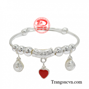 Vòng tay bạc tặng bé có gắn những hình charm ngộ nghĩnh xinh xắn, đáng yêu